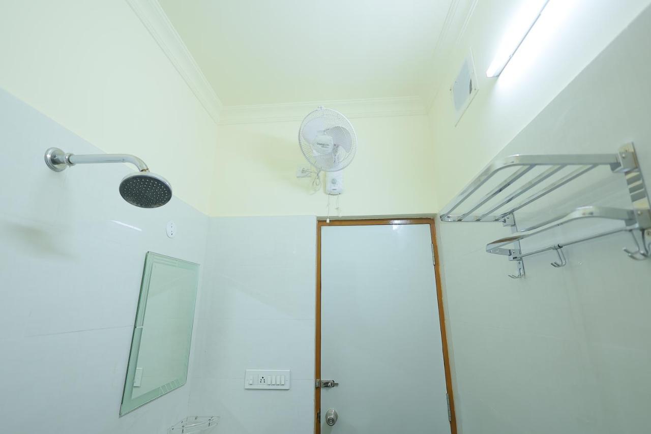 Lotus And Banquet Hotel Kolkata